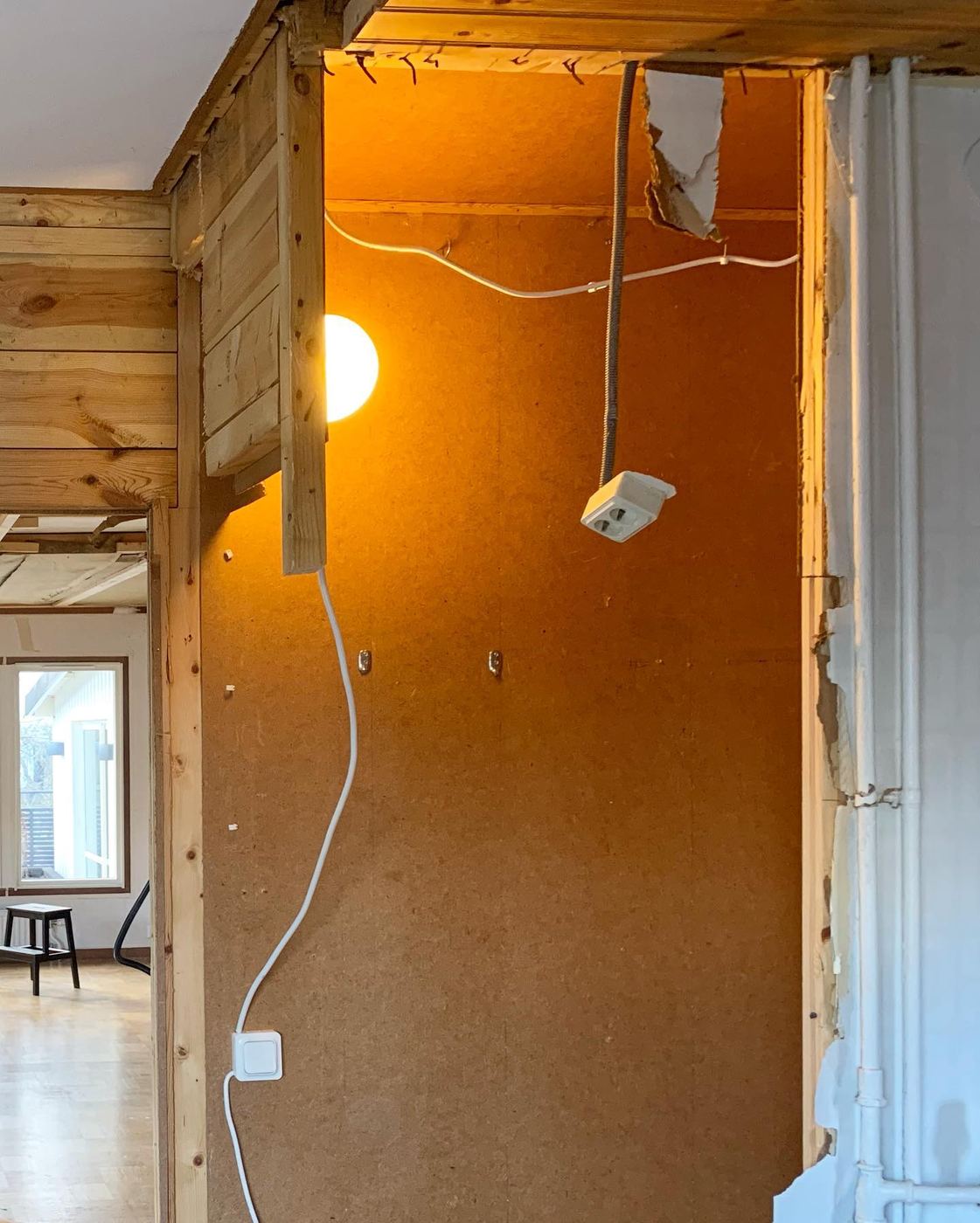 Före: väggar och tak rivna inför ny planlösning