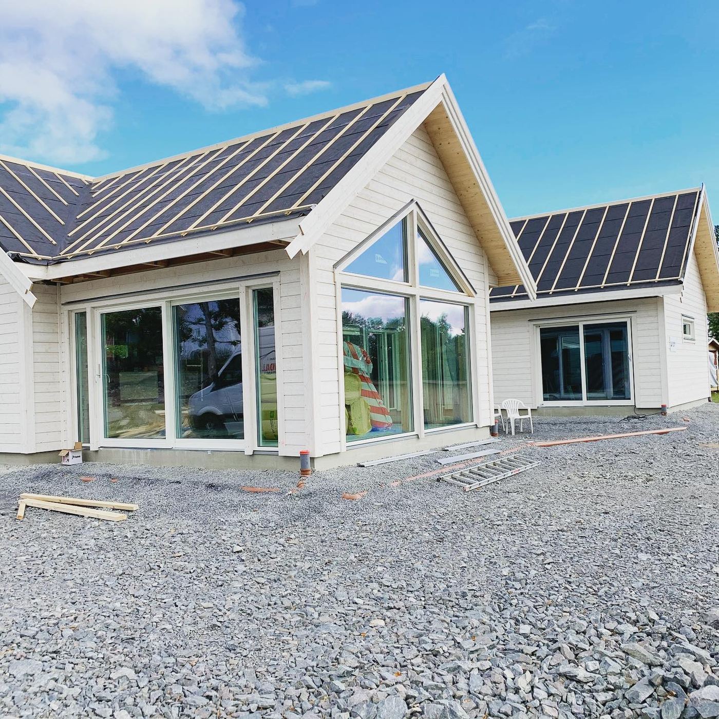 Nybyggd villa med stora glaspartier under byggtiden i Stångehamn