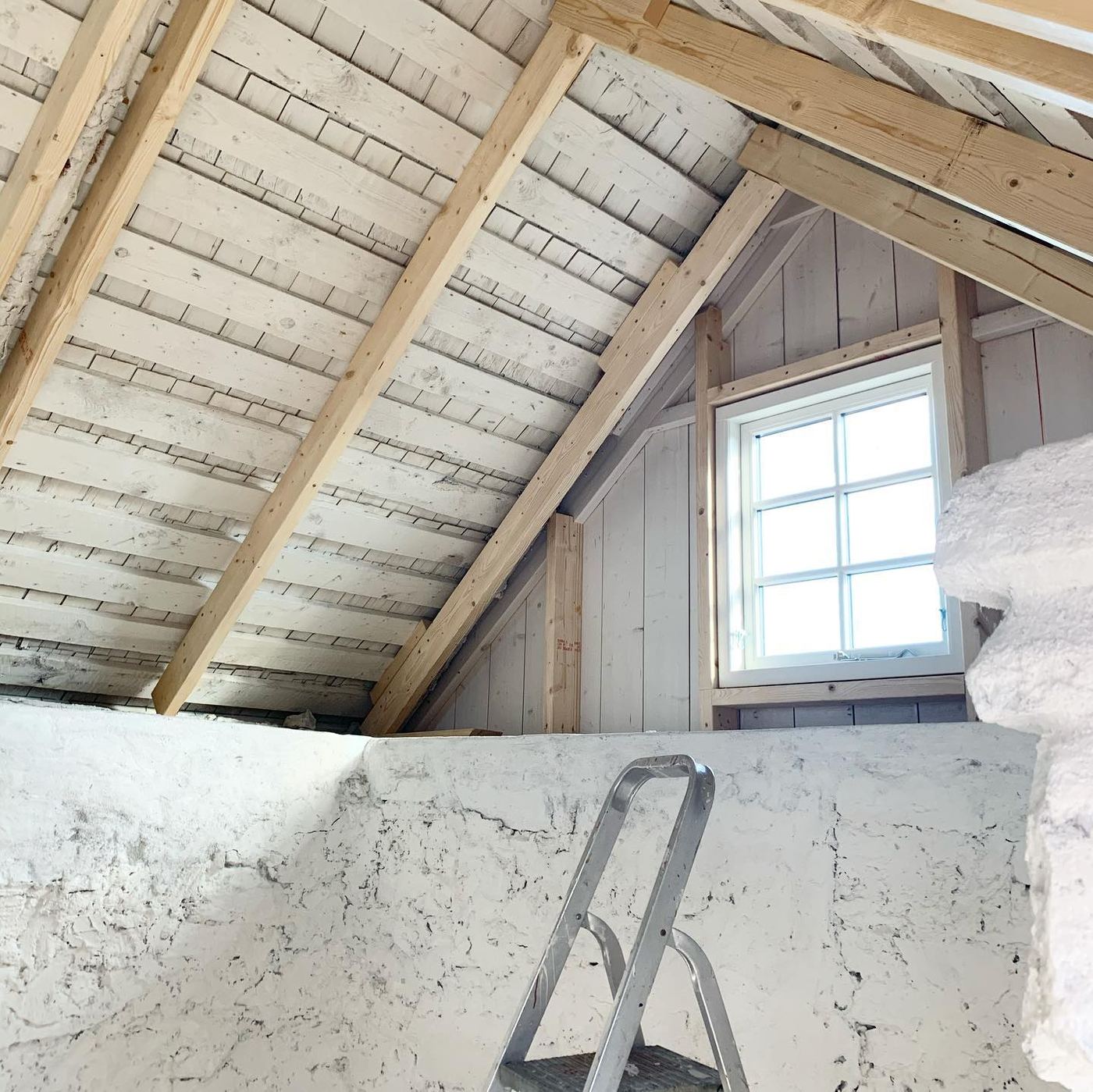 Renovering av gammal sjöstuga i kalksten med nya takstolar och fönster på Öland